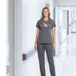 Uniforme Médico Gris con Bordado de Personaje – Antifluido Doctor Baby