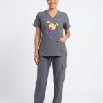 Uniforme Médico Gris con Bordado de Personaje – Antifluido Doctor Baby