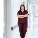 Uniforme Antifluido Vinotinto Clásico – Profesionalismo y Comodidad