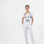 Uniforme Antifluido en Lycra Blanco con Estampado Pochacco