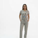 Uniforme Antifluido en Lycra Gris con Bordado Pochacco