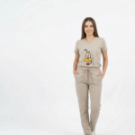 Uniforme Médico Antifluido Beige con Bordado Pluto – Tela Lafayette