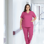 Uniforme Médico Antifluido Fucsia – Comodidad y Estilo Profesional