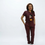 Uniforme Médico Vinotinto Antifluido en Lotus Lycra Lafayette – Mujer