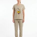 Uniforme Médico Antifluido Beige con Bordado Pluto – Tela Lafayette
