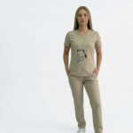 Uniforme Médico Beige con Bordado de Perrito – Cómodo y Divertido