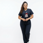 Uniforme Médico Antifluido Azul Noche con Bordado de Mickey – Lafayette Lycrada de alta calidad