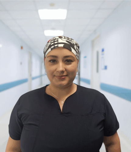 Gorro antifluido con moño estampado de Mickey a cuadros blanco y negro. Fresco, cómodo y perfecto para profesionales de la salud.