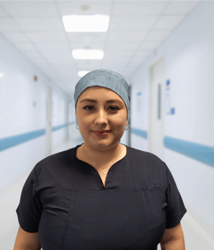 Gorro antifluido color jean con moño ajustable, diseñado para uso profesional en áreas médicas o estéticas.