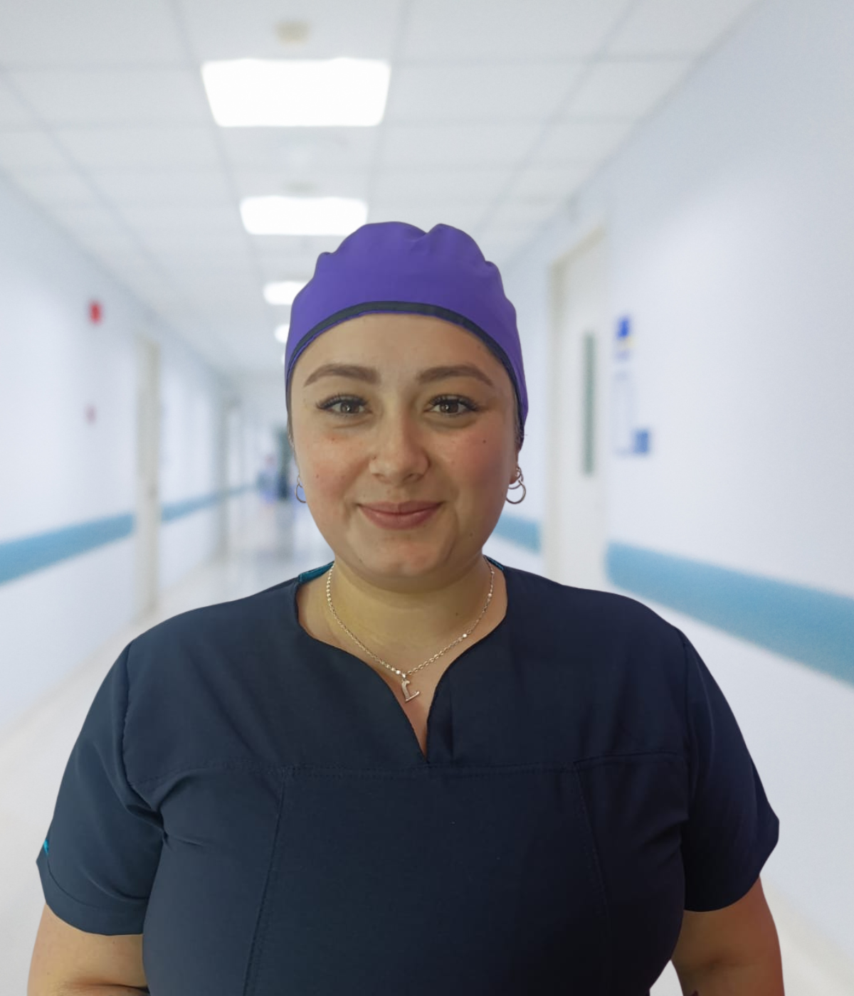 Gorro antifluido unisex color morado con ajuste posterior, ideal para uso profesional.