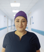 Gorro antifluido unisex color morado oscuro con banda ajustable para uso profesional.