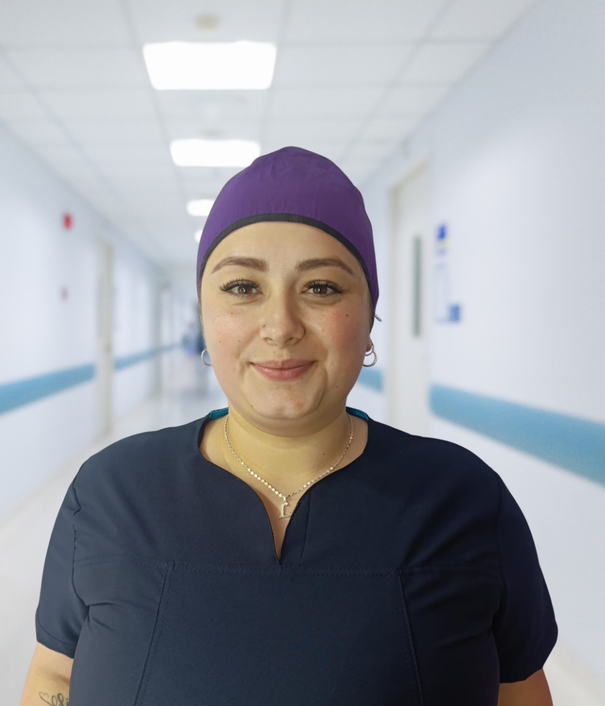 Gorro antifluido unisex color morado oscuro con banda ajustable para uso profesional.