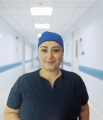 Gorro antifluido unisex color azul rey para uso profesional.