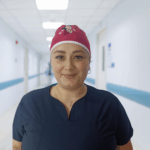 Gorro Antifluido Unisex Fucsia con Bordado Olivia – Estilo, Protección y Comodidad