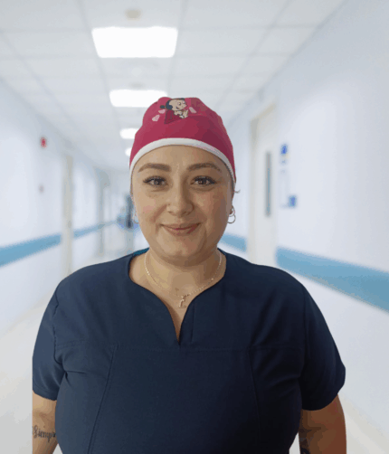 Gorro antifluido unisex color fucsia con bordado decorativo de Olivia en la parte frontal.