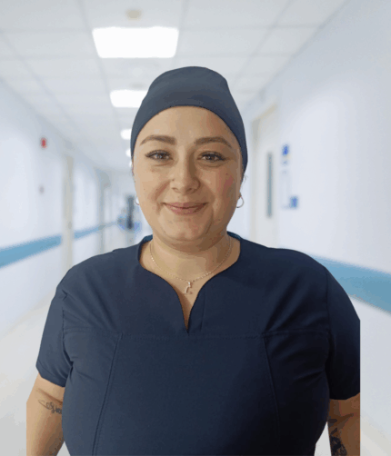 “Gorro unisex antifluido con estampado de cómic de Mafalda visto de perfil sobre un fondo claro.”