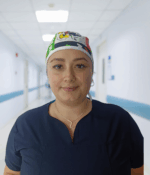 Gorro antifluido unisex con estampado de Mickey y banda ajustable.