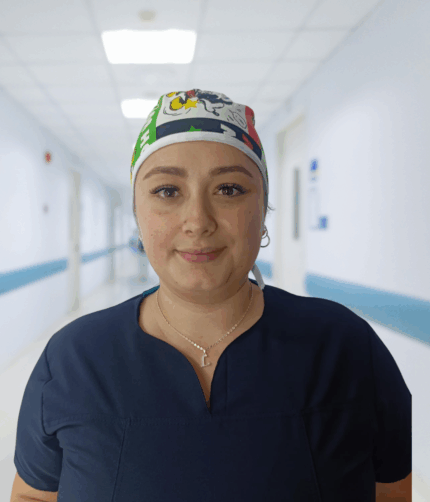 Gorro antifluido unisex con estampado de Mickey y banda ajustable.