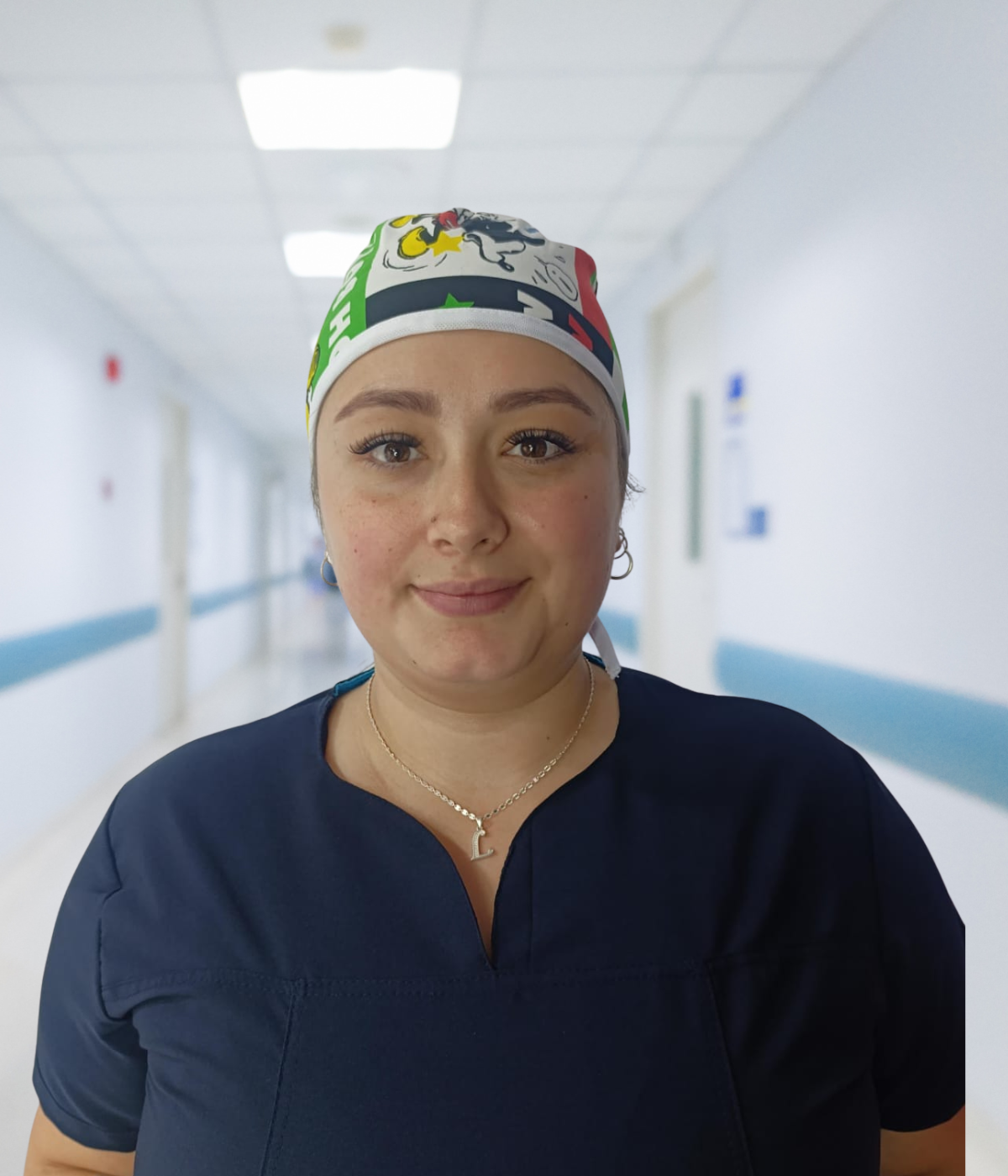 Gorro antifluido unisex con estampado de Mickey y banda ajustable.