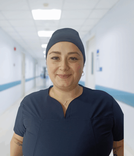 Gorro antifluido unisex negro con tapa fucsia, ajustable, moderno y perfecto para uso profesional.