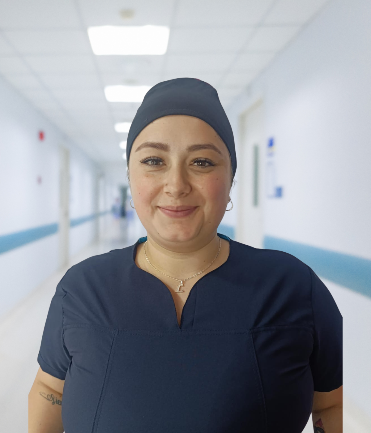 Gorro antifluido unisex negro con tapa fucsia, ajustable, moderno y perfecto para uso profesional.