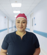 Gorro antifluido unisex color fucsia con ajuste posterior para uso profesional.