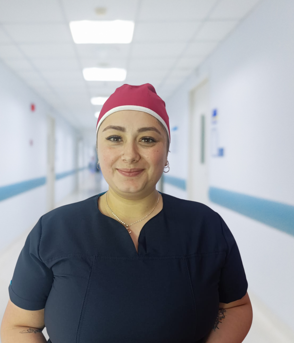 Gorro antifluido unisex color fucsia con ajuste posterior para uso profesional.