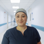 Gorro Antifluido Unisex Gris con Banda Negra – Estilo Moderno y Protección Profesional