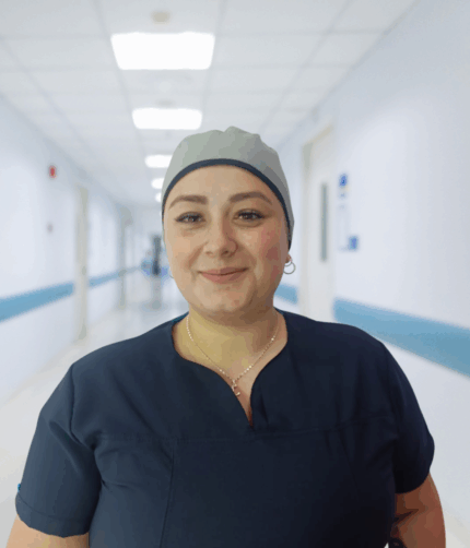 Gorro antifluido unisex color gris con banda ajustable negra para uso profesional.