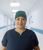 Gorro antifluido unisex color verde oscuro con banda ajustable para uso profesional.