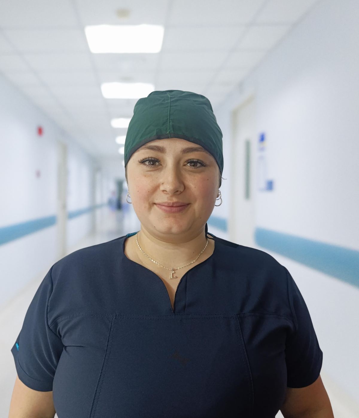 Gorro antifluido unisex color verde oscuro con banda ajustable para uso profesional.