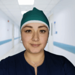 Gorro Unisex Verde Jade Antifluido con Cordón Blanco – Frescura y Estilo Profesional