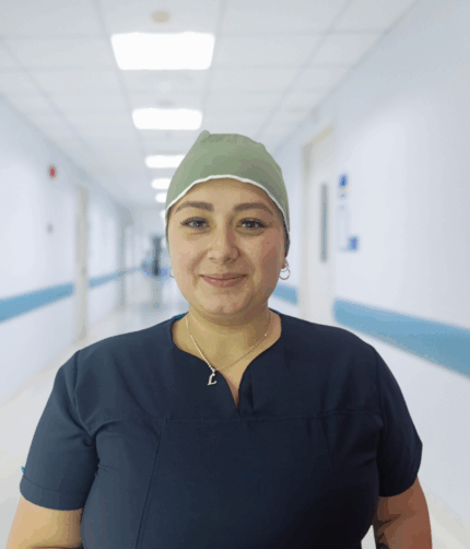 Gorro antifluido unisex color verde militar con ajuste posterior para uso profesional.