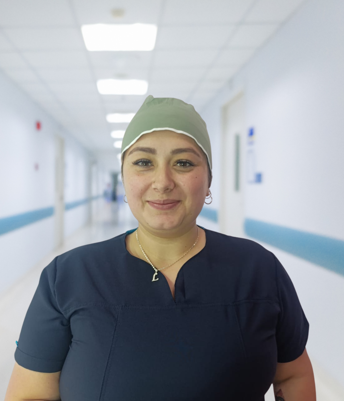 Gorro antifluido unisex color verde militar con ajuste posterior para uso profesional.