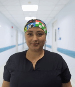 Gorro antifluido con diseño de Mickey y moño ajustable. Cómodo, práctico y lleno de estilo para tus jornadas de trabajo.