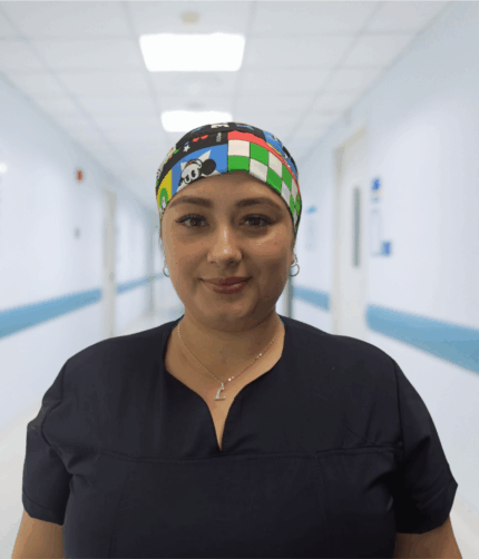 Gorro antifluido con diseño de Mickey y moño ajustable. Cómodo, práctico y lleno de estilo para tus jornadas de trabajo.