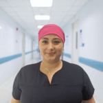 Gorro Antifluido Fucsia con Moño – Estilo, Protección y Comodidad para Tu Jornada Médica