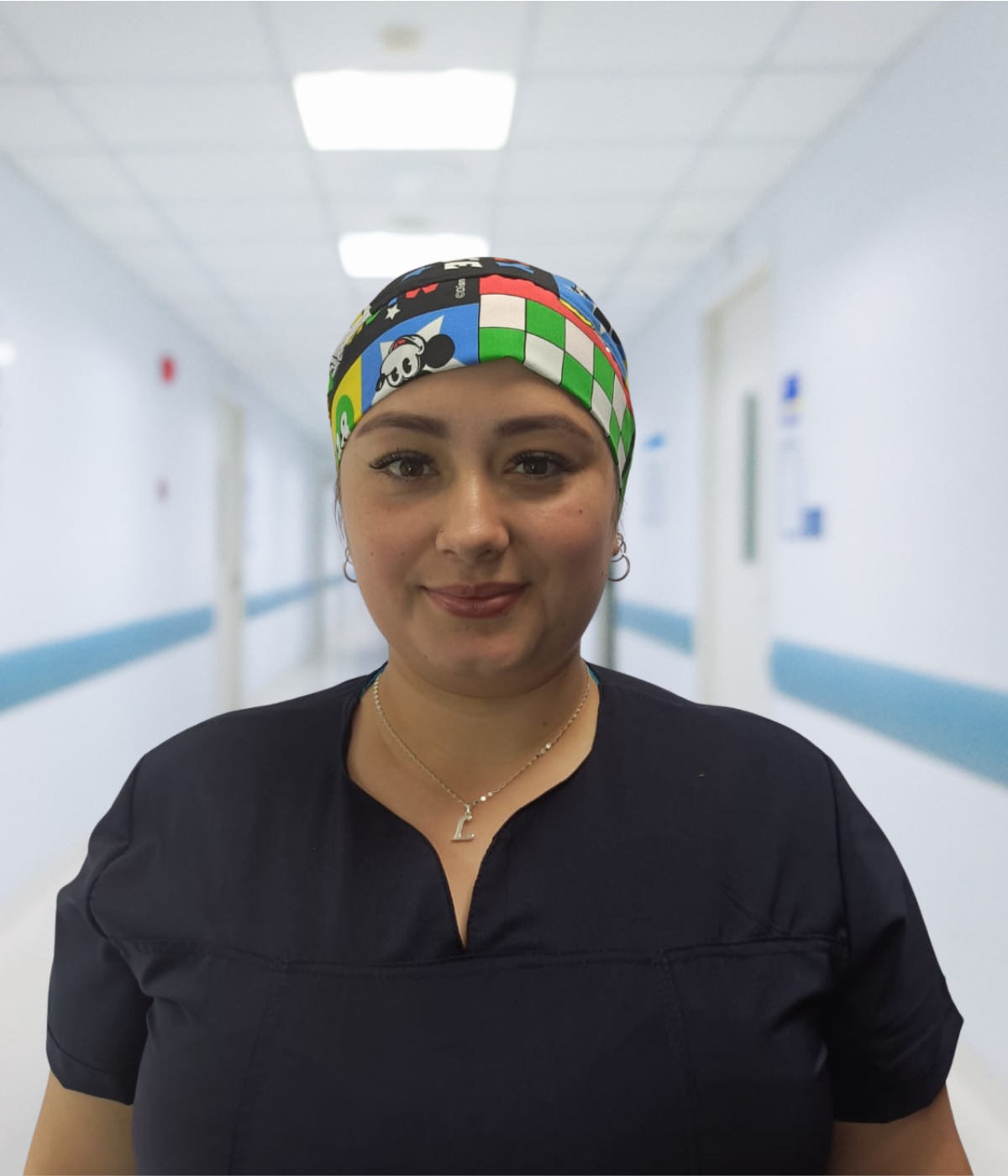 Gorro antifluido con diseño de Mickey y moño ajustable. Cómodo, práctico y lleno de estilo para tus jornadas de trabajo.