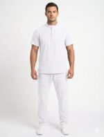 Hombre posando con un uniforme médico de dos piezas en color blanco, que incluye una filipina de manga corta con cuello tipo Mao y botones, y un pantalón de corte recto con múltiples bolsillos funcionales.