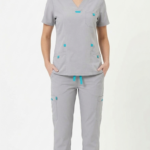 Uniforme Gris Perla Cuello V Con Vivo Aguamarina Lotus Lycra Lafayette