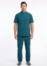 Uniforme médico para hombre color verde petróleo en tela antifluido, diseño de cuello mandarín con botones y bolsillos funcionales.