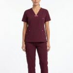 Uniforme Vinotinto Cuello V Vivo Fucsia Antifluido Universal Cloro-resistente Lafayette