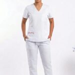 Uniforme Blanco Cuello V Corto Bolsillo Bordado Snoopy Rosado Micro-dril Lafayette