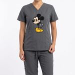 Uniforme Gris Oscuro Cuello V Corto Bordado Mickey Cloro resistente Lafayette