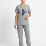 Uniforme Gris Perla Cuello V Corto Bordado Stich Lotus Lycra Lafayette