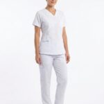 Uniforme Blanco Cuello V Corto Bordado Droopy/Bolsillo Snoopy Azul Cosmos Lafayette